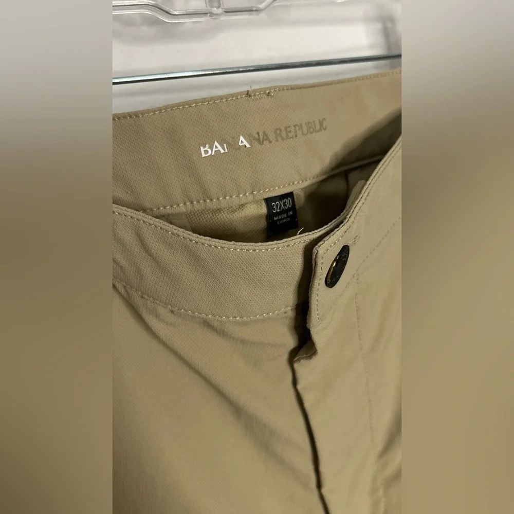 Banana Republic Men's Chinos in Light Khaki Size 32X30